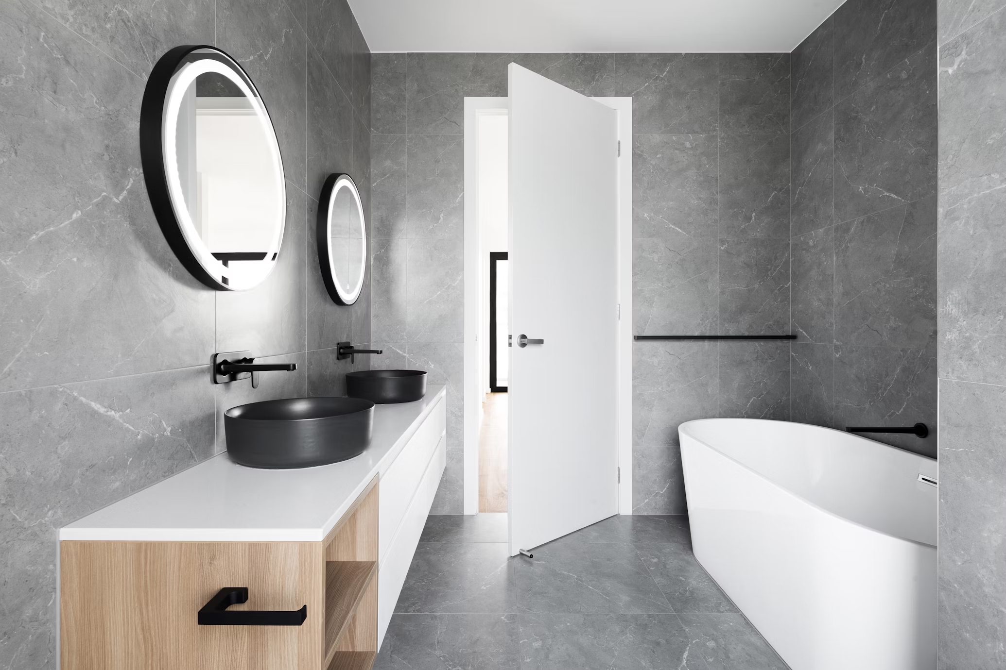 Reforma de baño en Reus con diseño moderno, bañera y acabados en gris