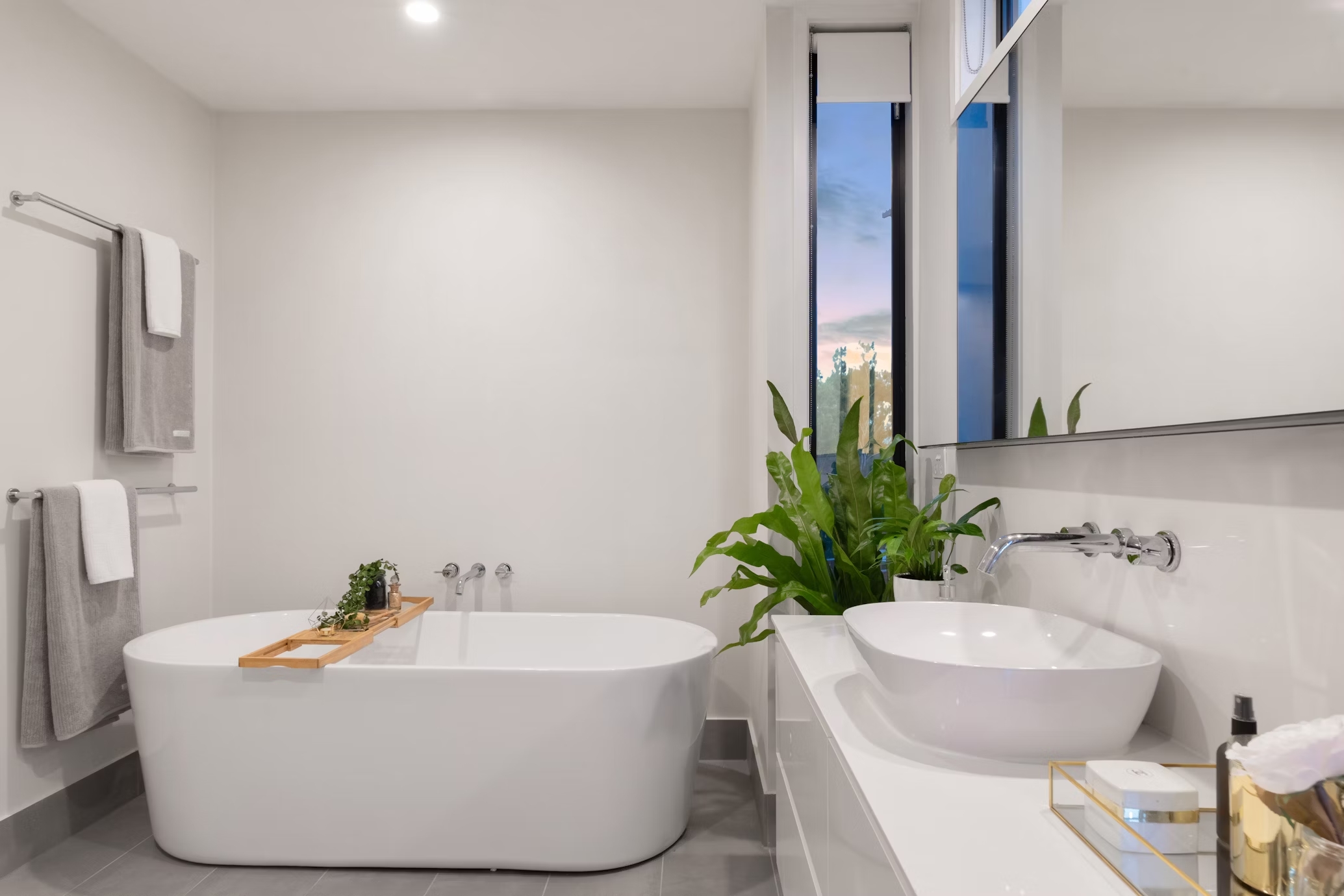 Baño reformado en Reus con bañera y lavabo moderno