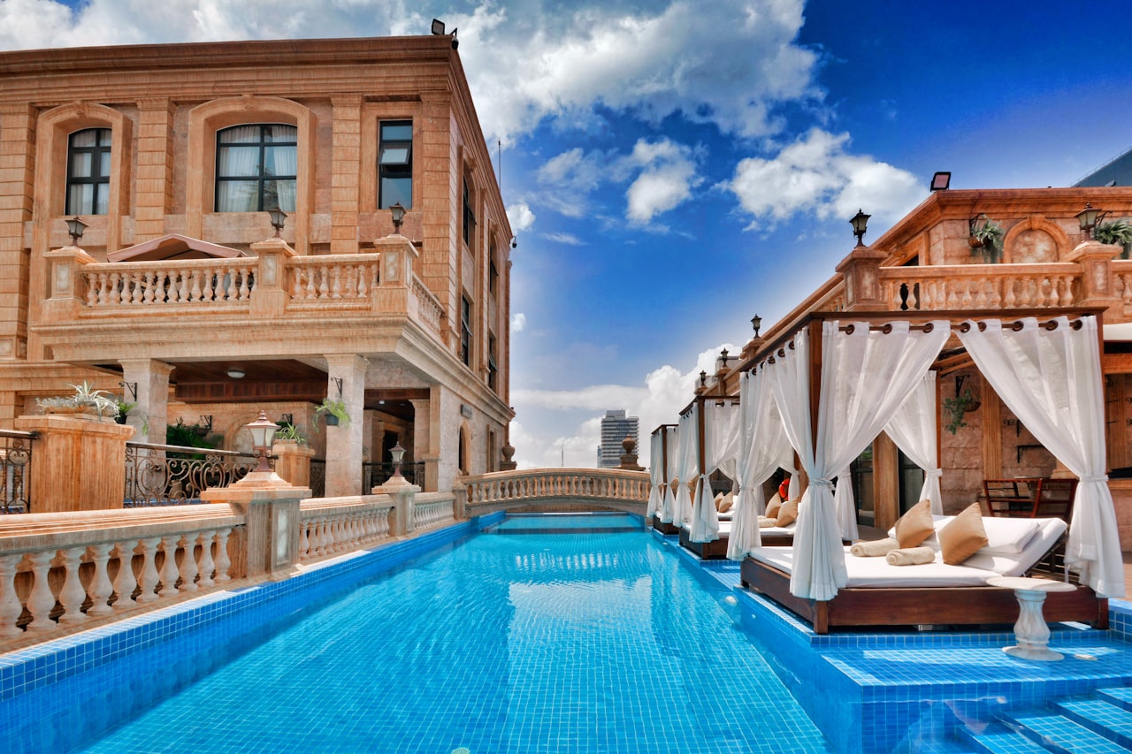 Piscina junto a una casa