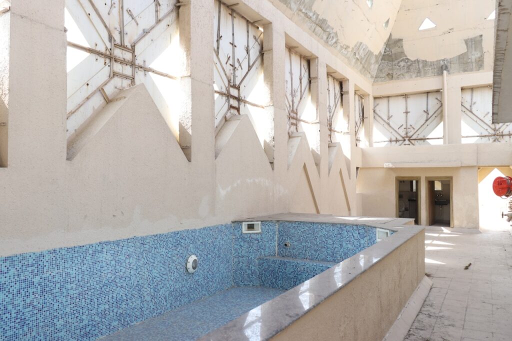 Piscina en construcción con azulejos en Reus
