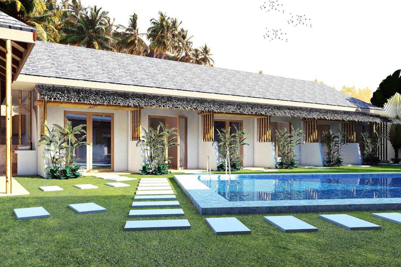 Piscina exterior en un jardín